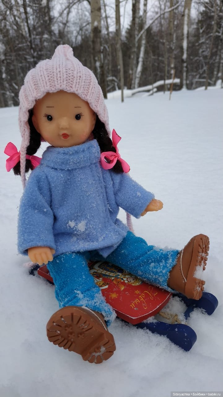 Юляшка гуляет в любимом лесу