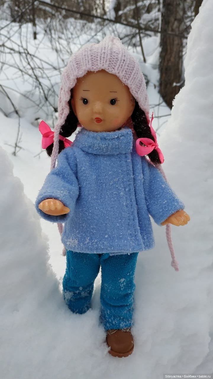 Юляшка гуляет в любимом лесу