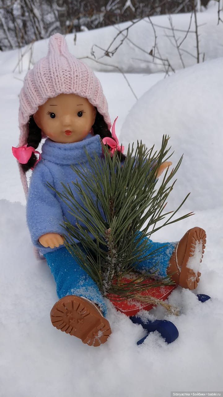 Юляшка гуляет в любимом лесу