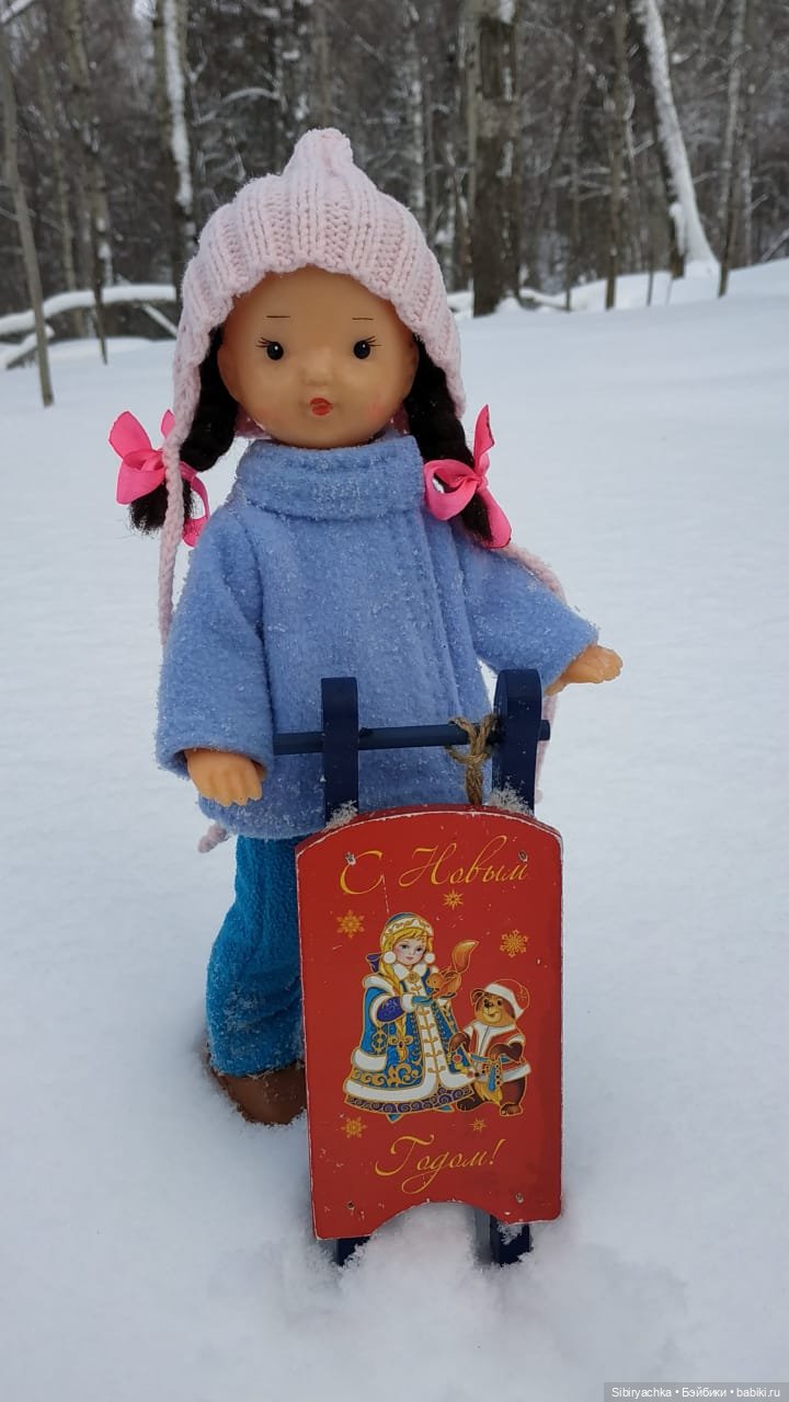 Юляшка гуляет в любимом лесу