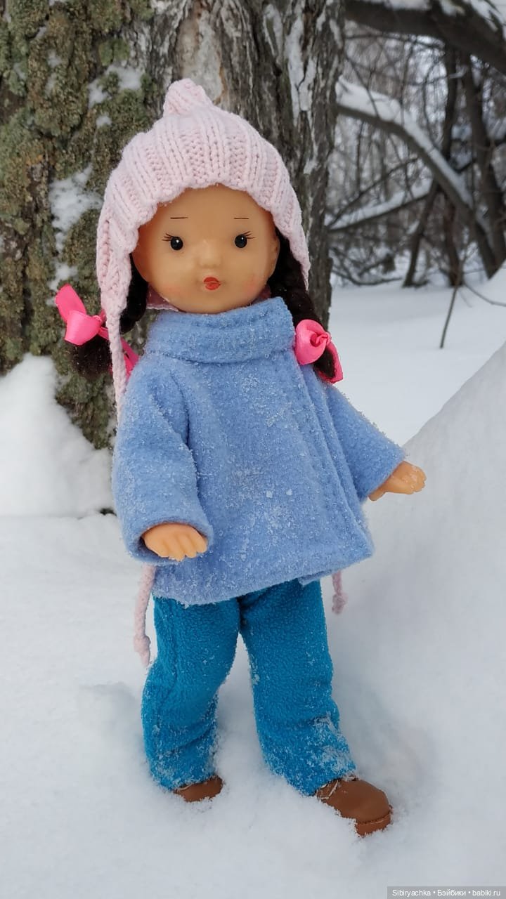 Юляшка гуляет в любимом лесу