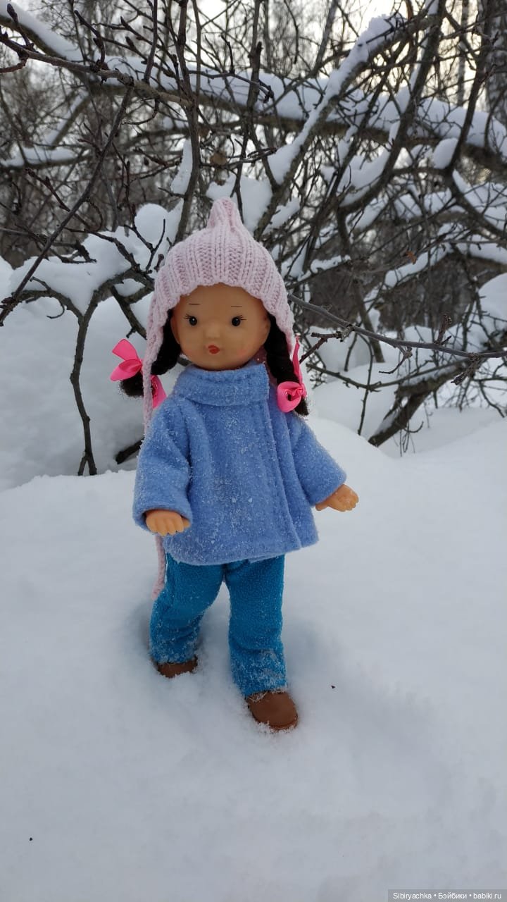 Юляшка гуляет в любимом лесу