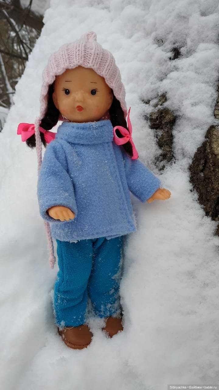 Юляшка гуляет в любимом лесу