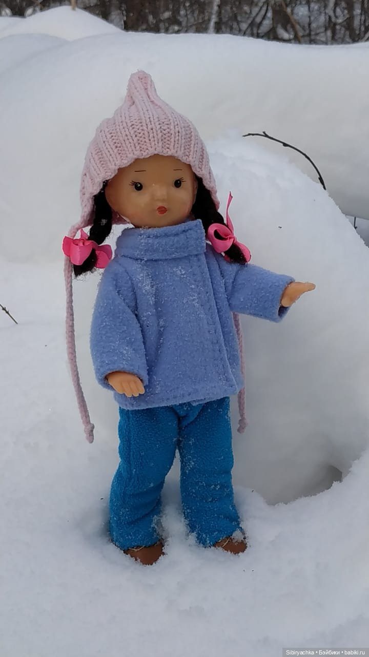 Юляшка гуляет в любимом лесу