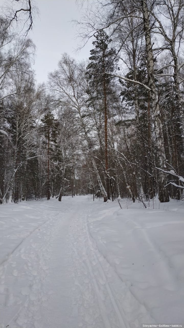 Юляшка гуляет в любимом лесу