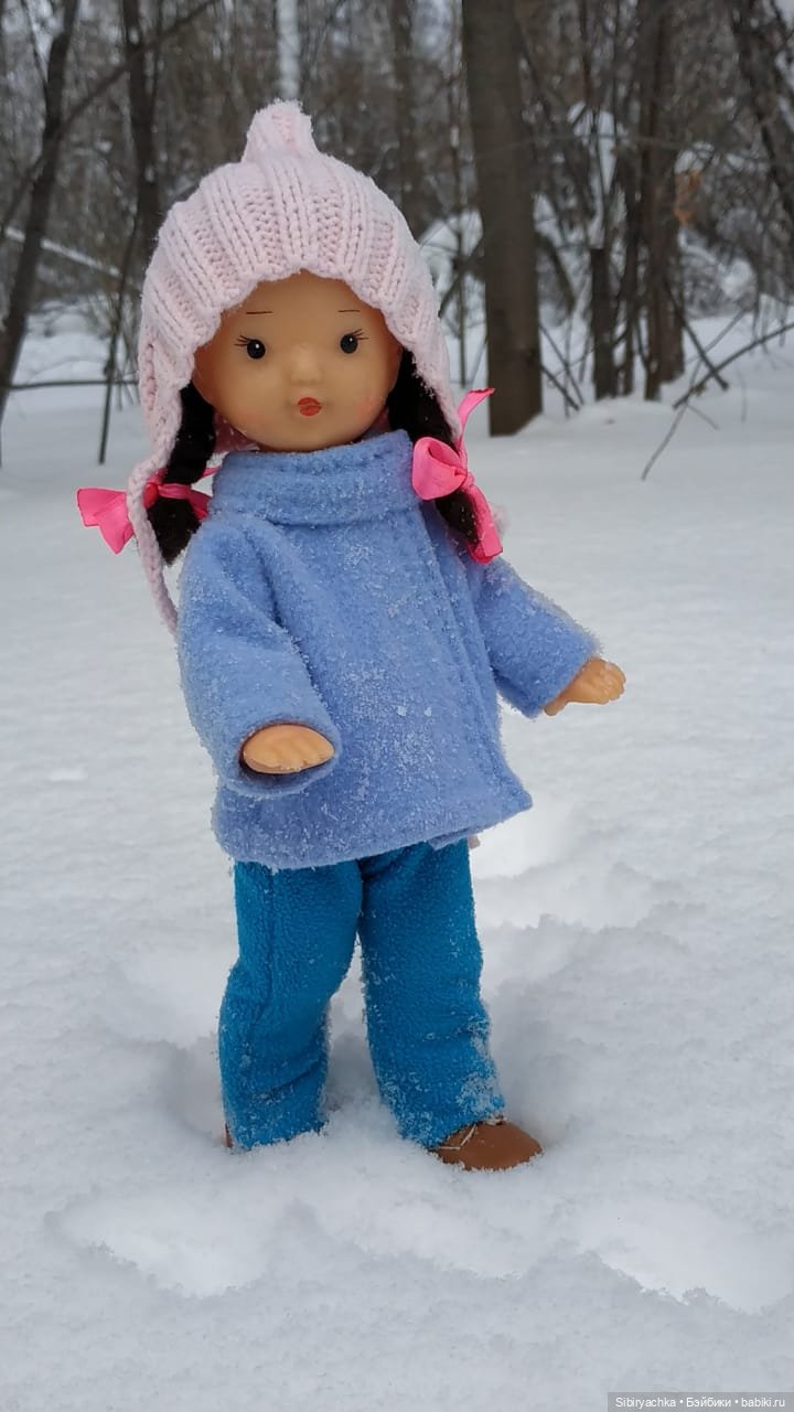 Юляшка гуляет в любимом лесу