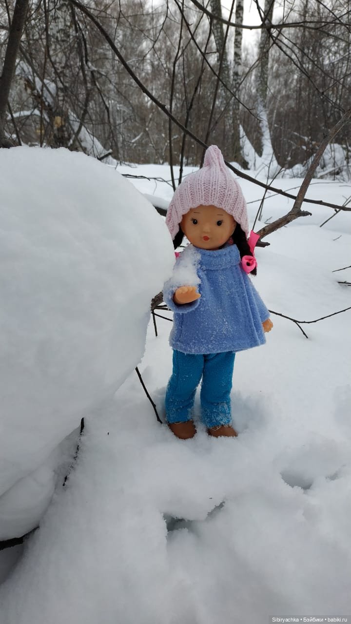 Юляшка гуляет в любимом лесу