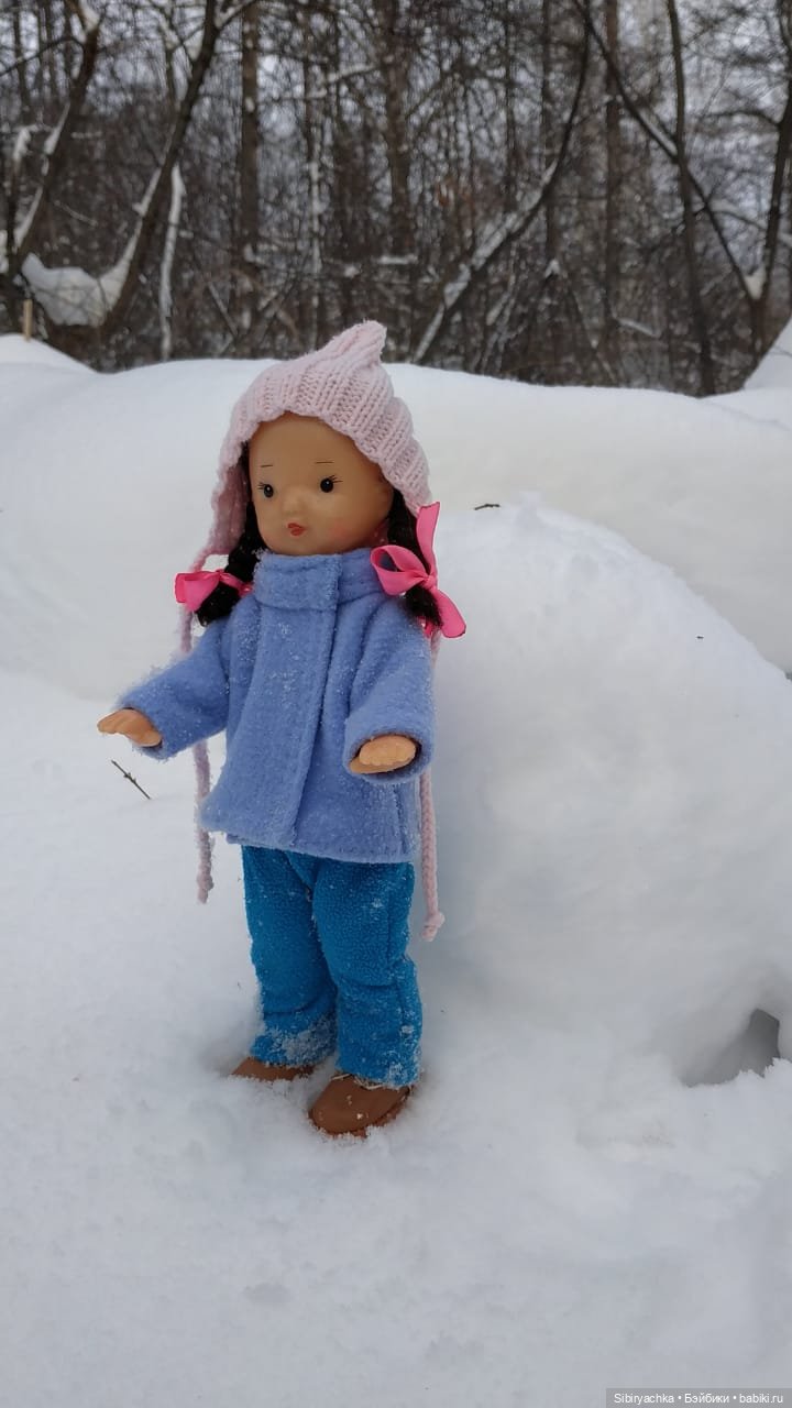 Юляшка гуляет в любимом лесу