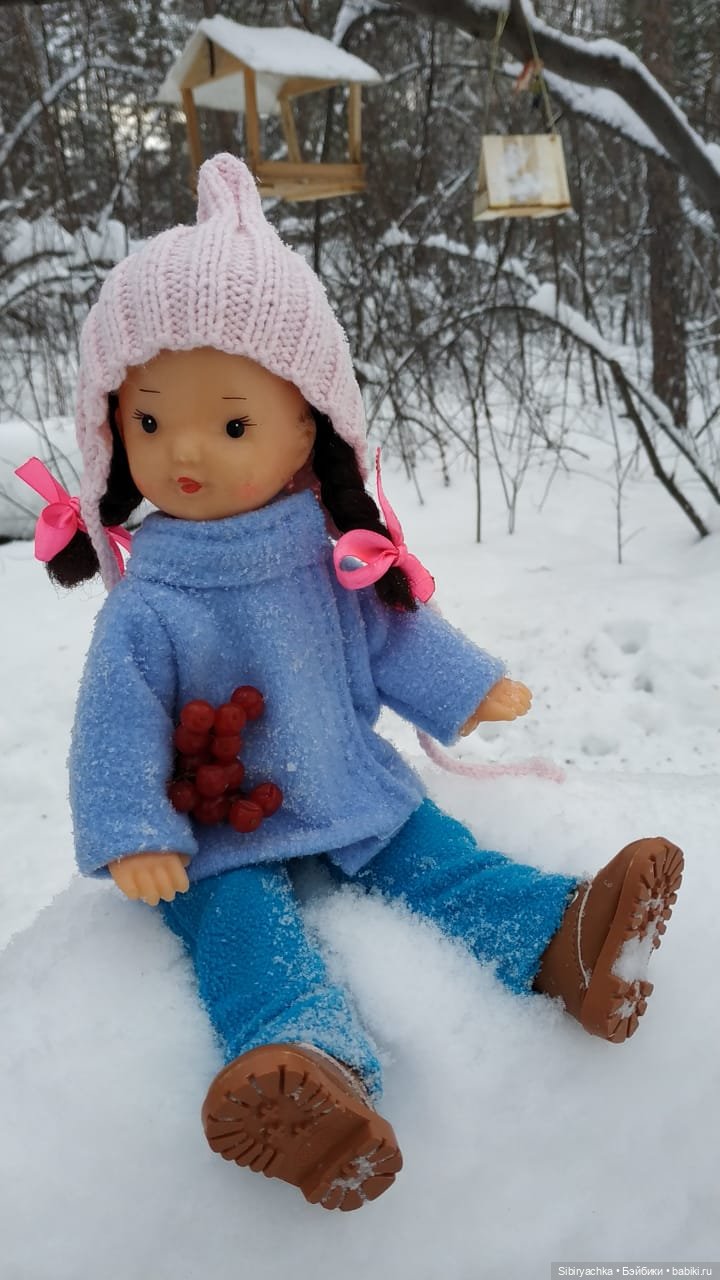 Юляшка гуляет в любимом лесу