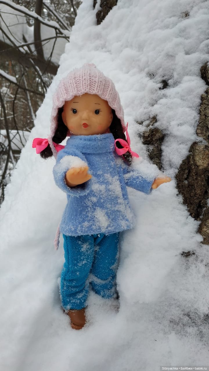 Юляшка гуляет в любимом лесу