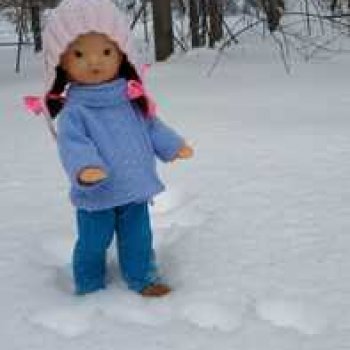 Юляшка гуляет в любимом лесу.