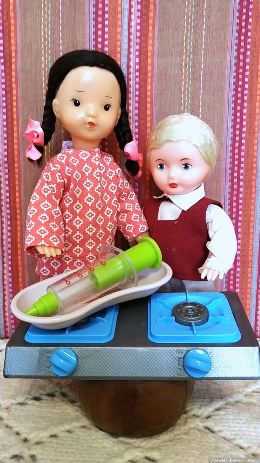 Распаковка чудесной посылочки или Юля и Юри играют в доктора