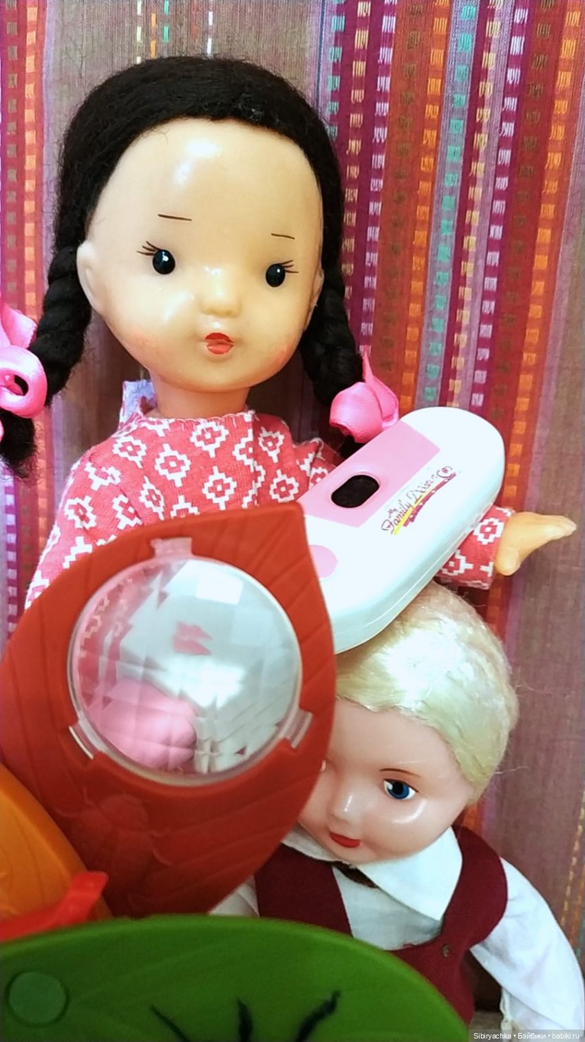 Распаковка чудесной посылочки или Юля и Юри играют в доктора