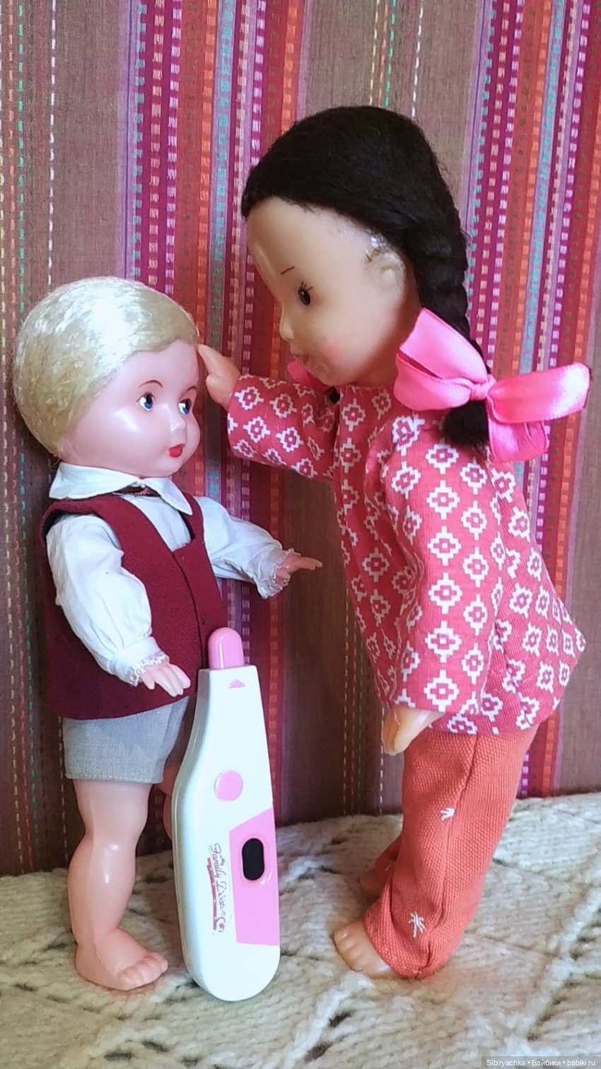 Распаковка чудесной посылочки или Юля и Юри играют в доктора