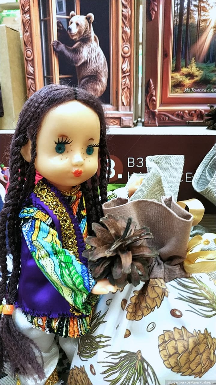 Необычная девочка с косичками