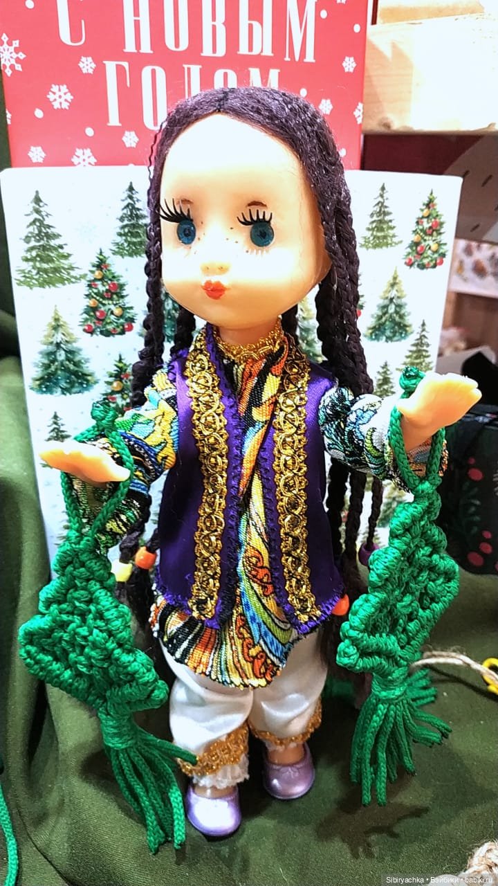 Необычная девочка с косичками