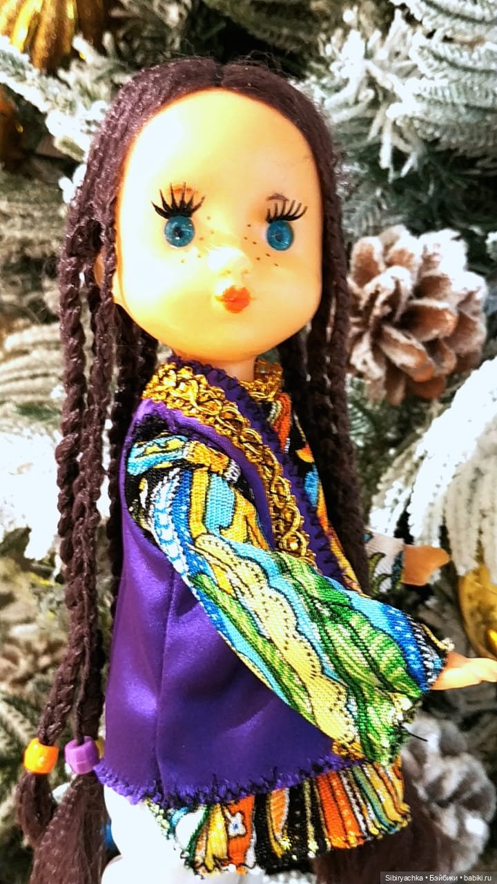 Необычная девочка с косичками