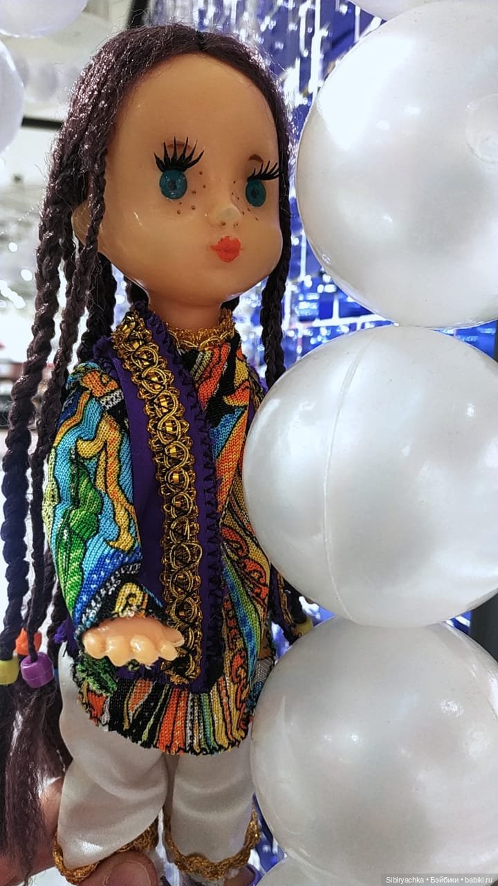 Необычная девочка с косичками