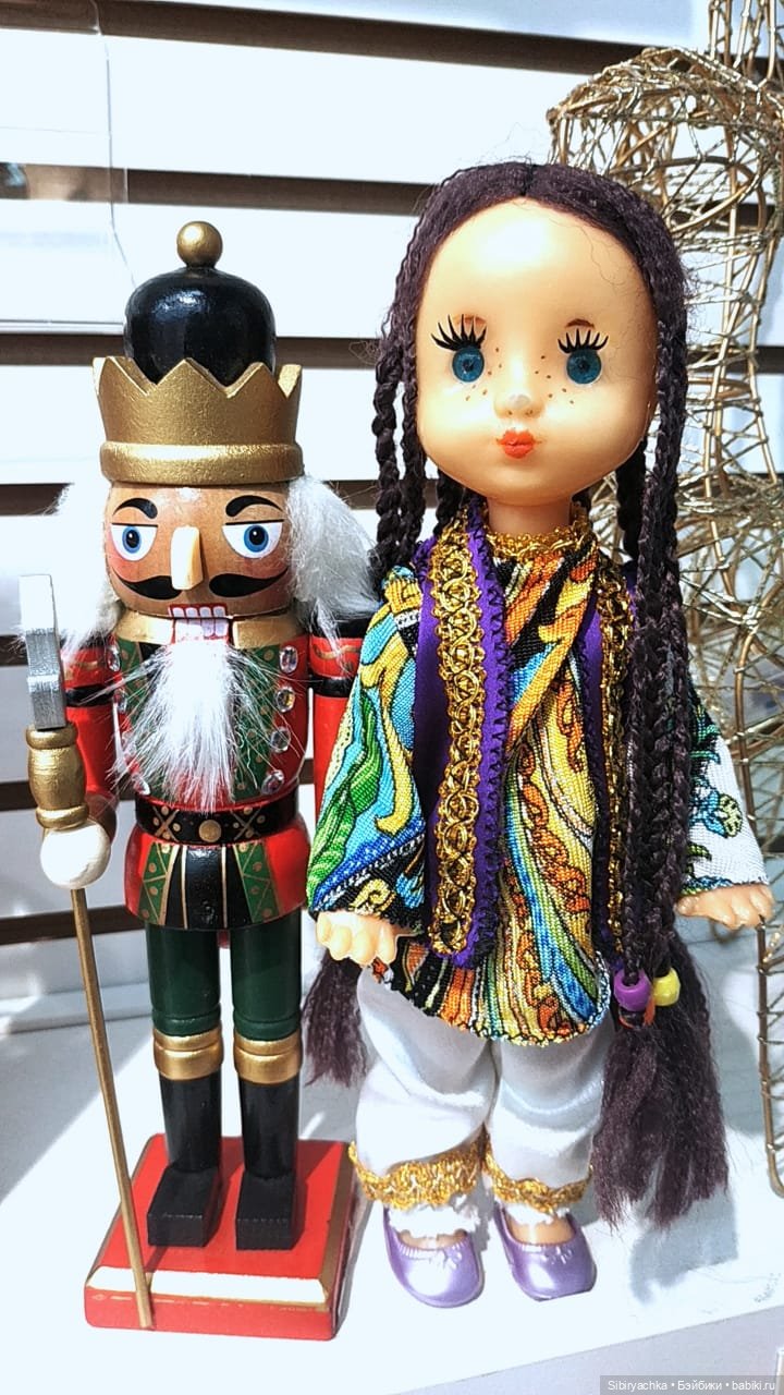 Необычная девочка с косичками