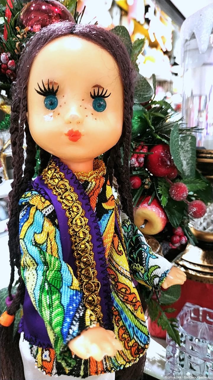 Необычная девочка с косичками