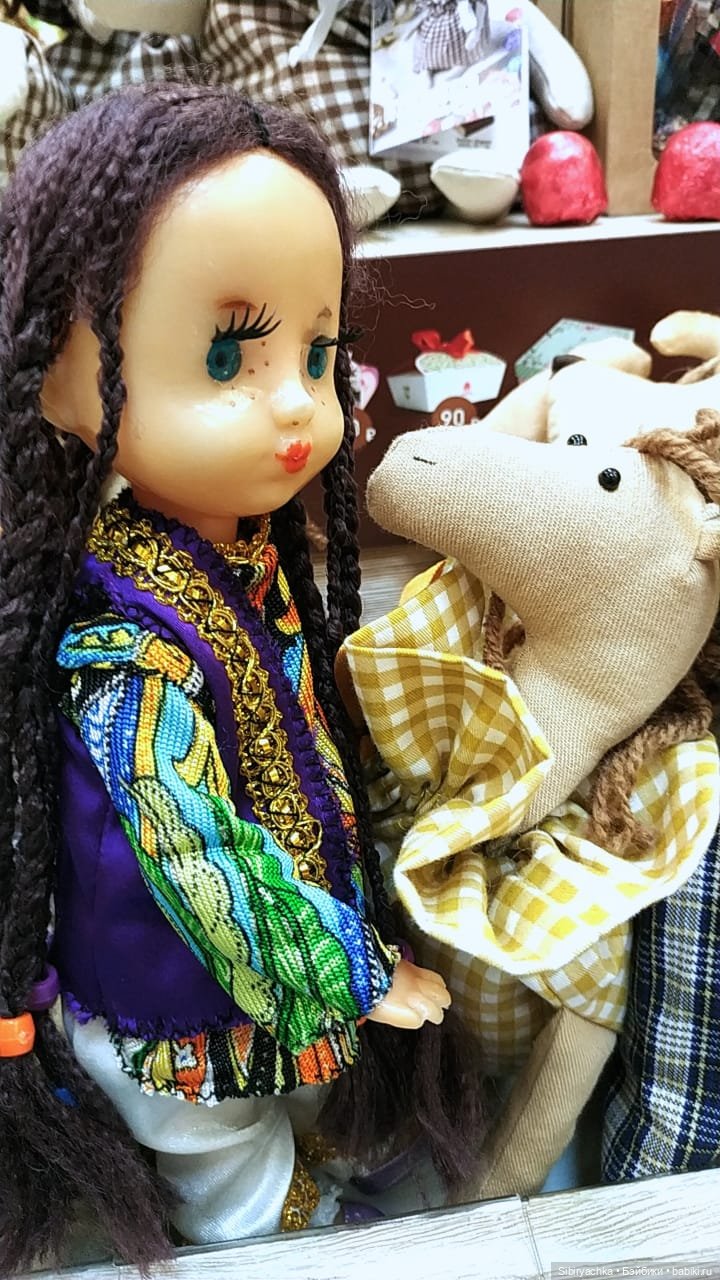 Необычная девочка с косичками