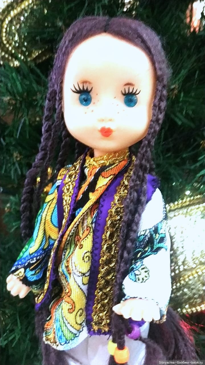 Необычная девочка с косичками