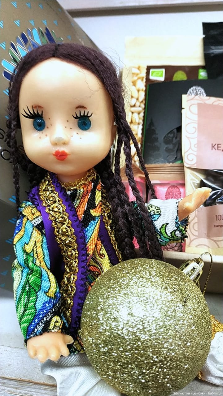 Необычная девочка с косичками