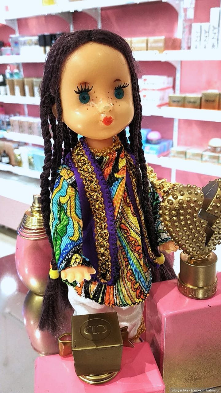 Необычная девочка с косичками