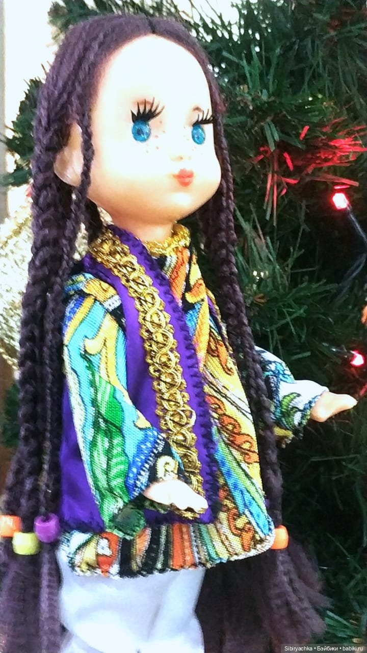 Необычная девочка с косичками