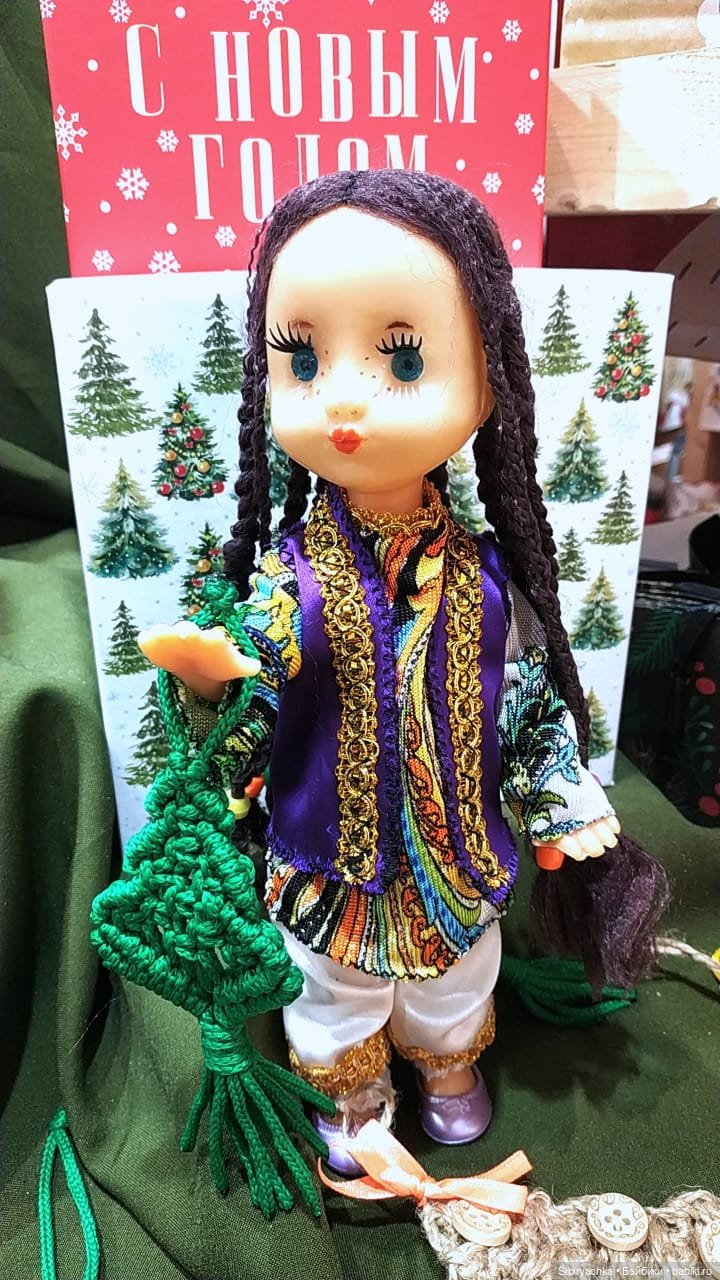 Необычная девочка с косичками