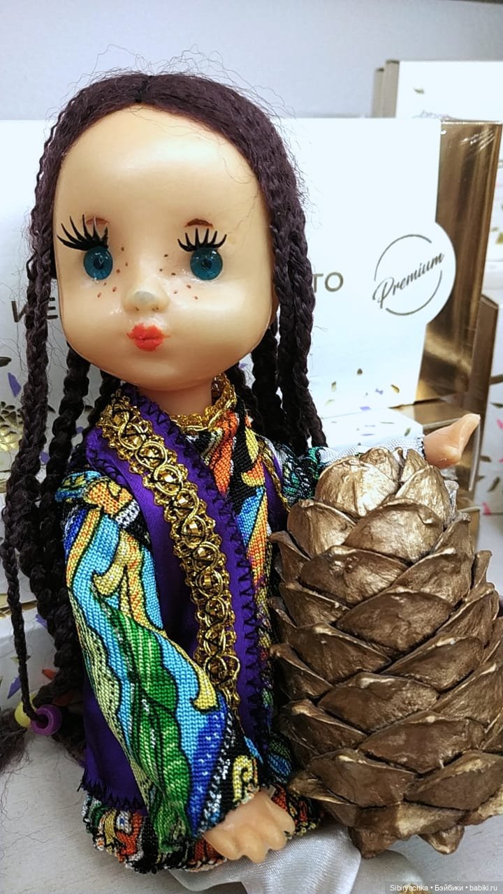 Необычная девочка с косичками