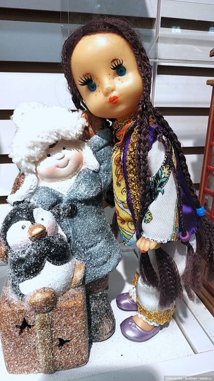 Необычная девочка с косичками