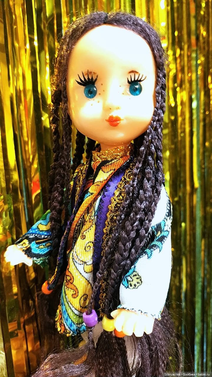 Необычная девочка с косичками