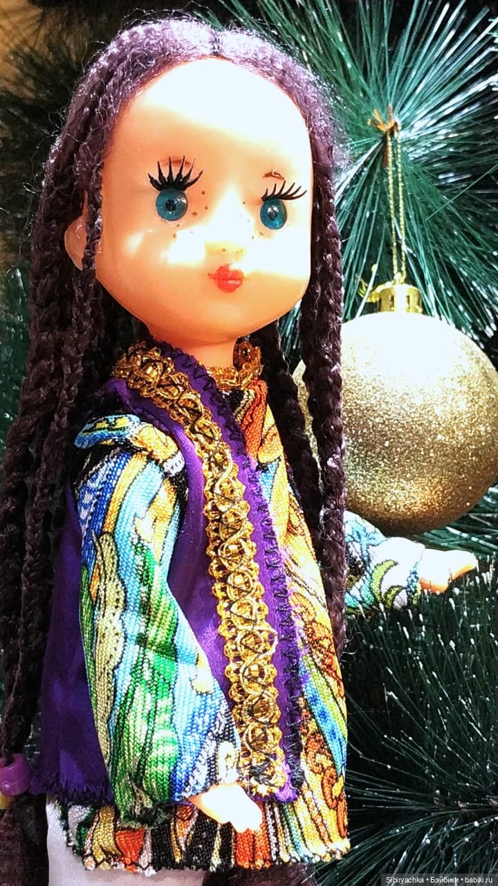 Необычная девочка с косичками