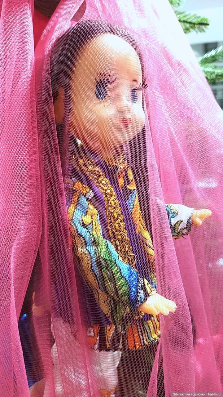 Необычная девочка с косичками