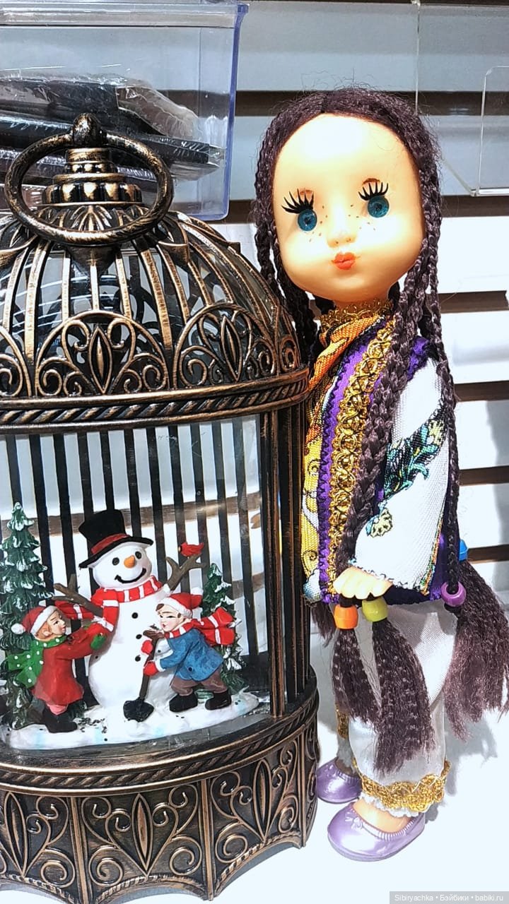 Необычная девочка с косичками