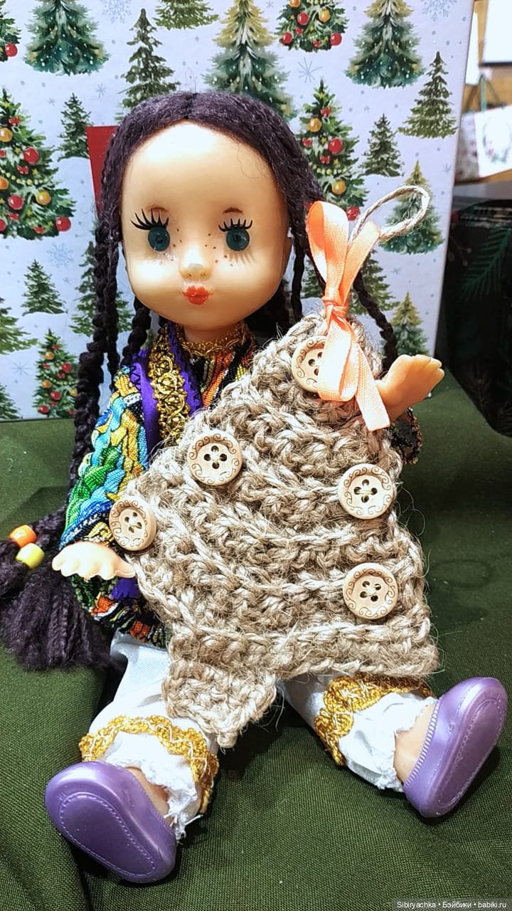 Необычная девочка с косичками