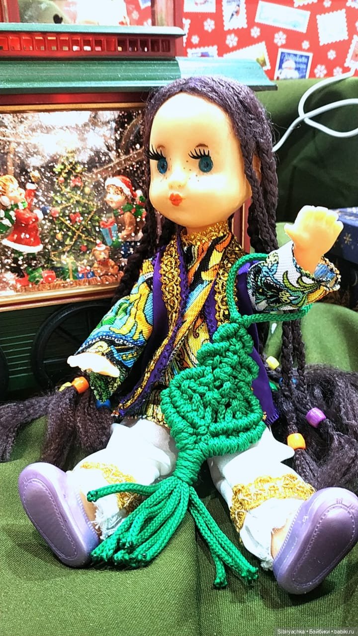 Необычная девочка с косичками