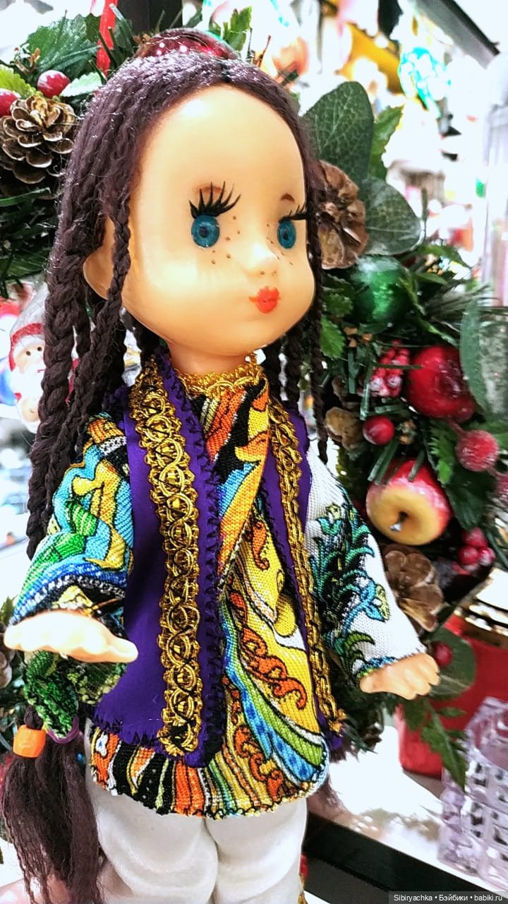 Необычная девочка с косичками