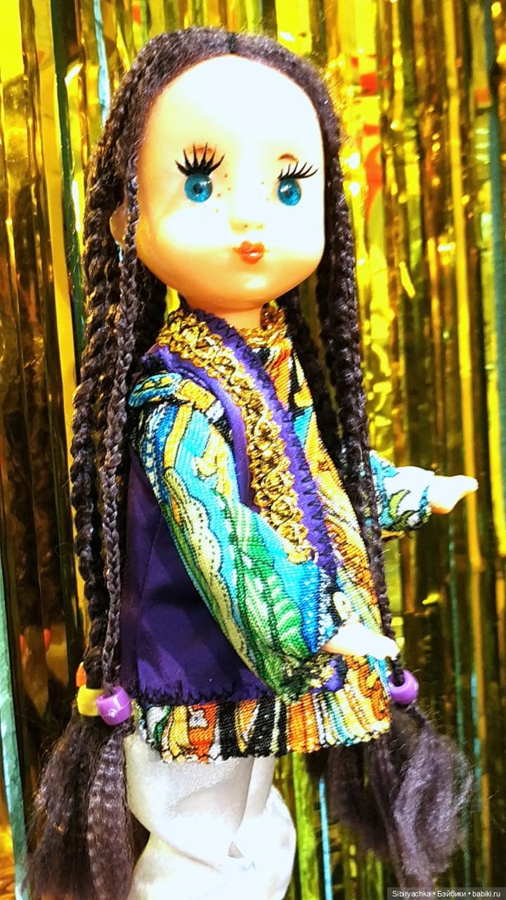 Необычная девочка с косичками