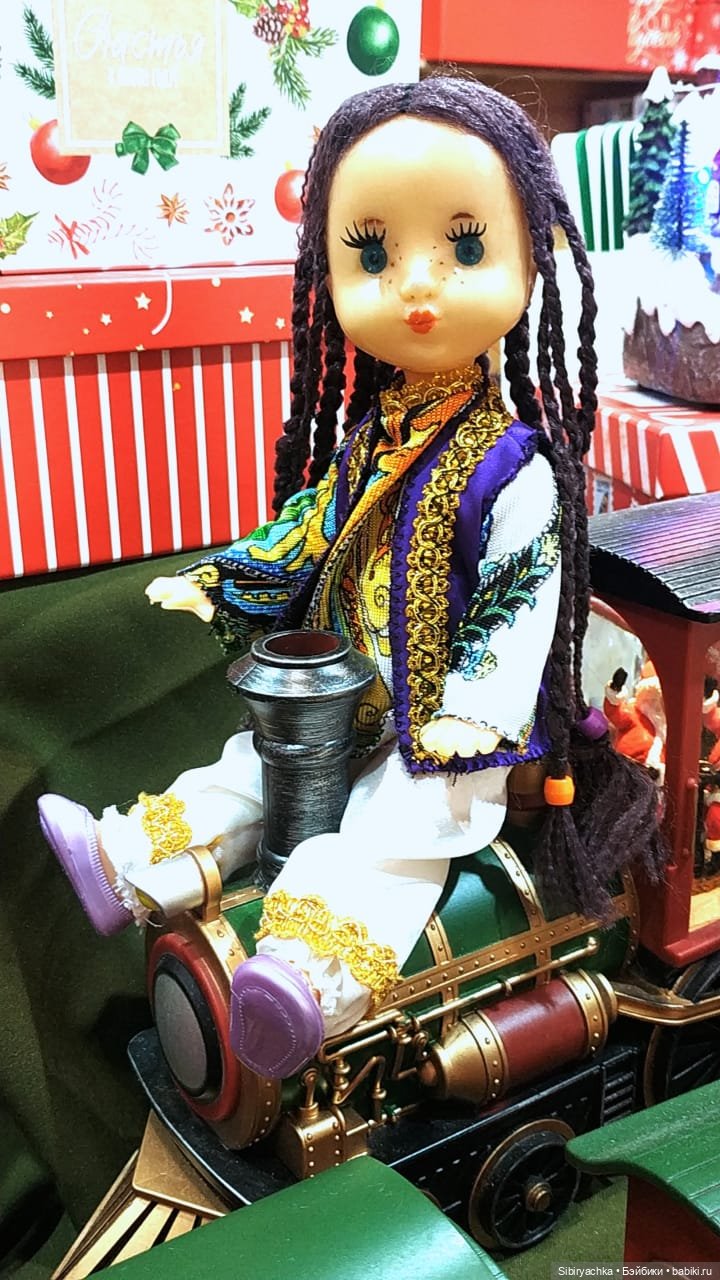 Необычная девочка с косичками