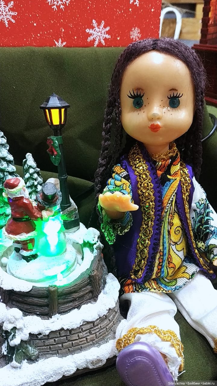 Необычная девочка с косичками