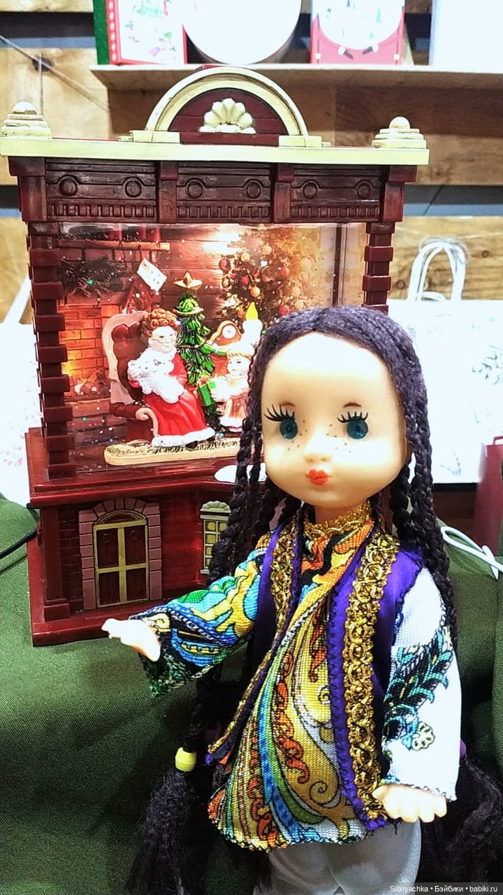 Необычная девочка с косичками