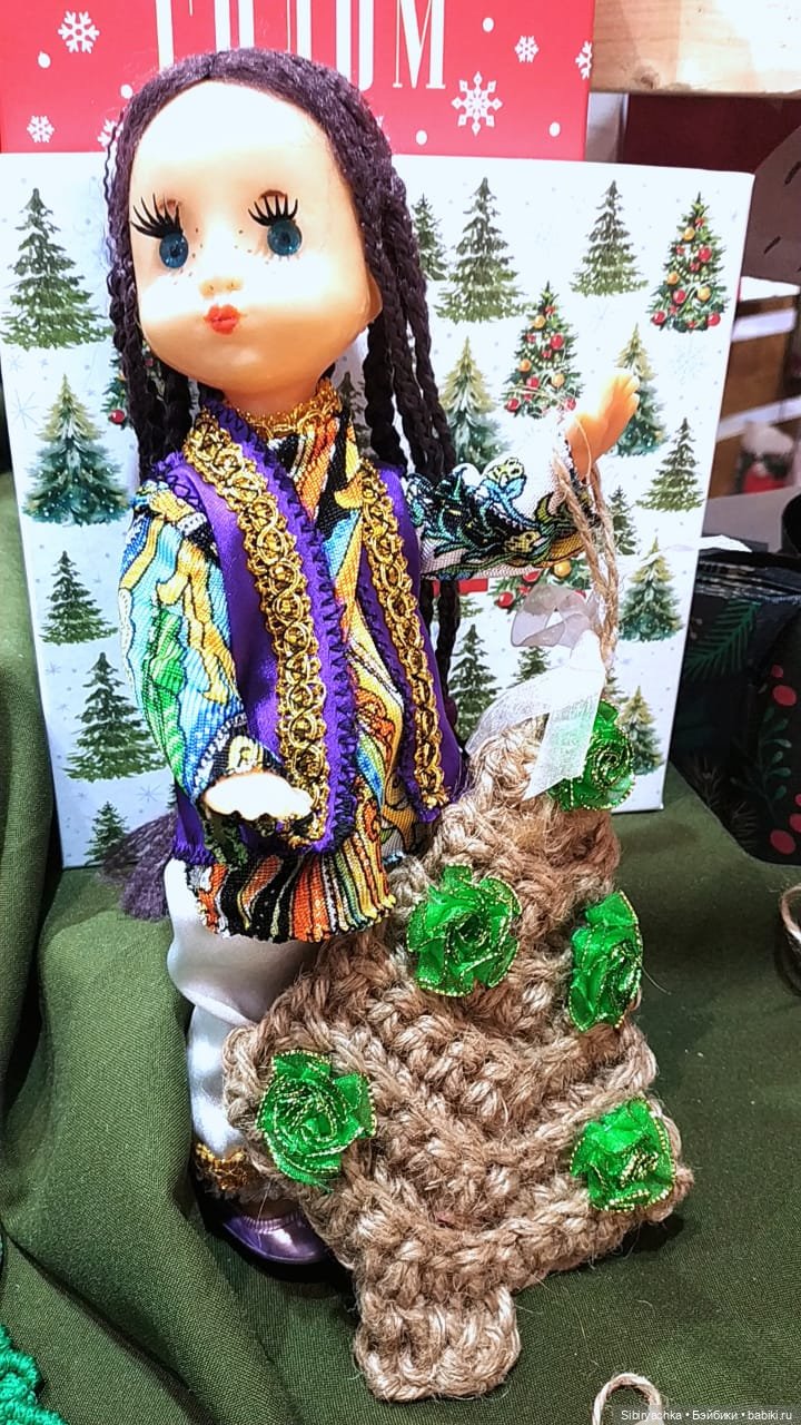 Необычная девочка с косичками