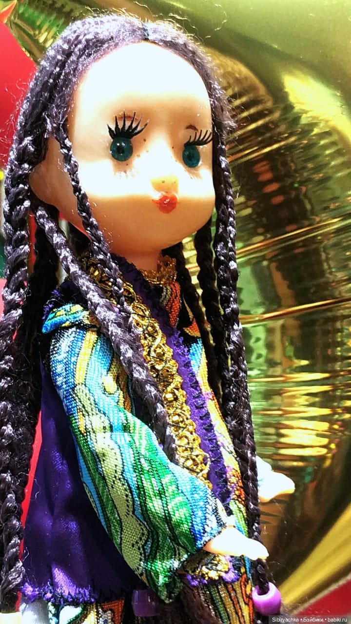 Необычная девочка с косичками