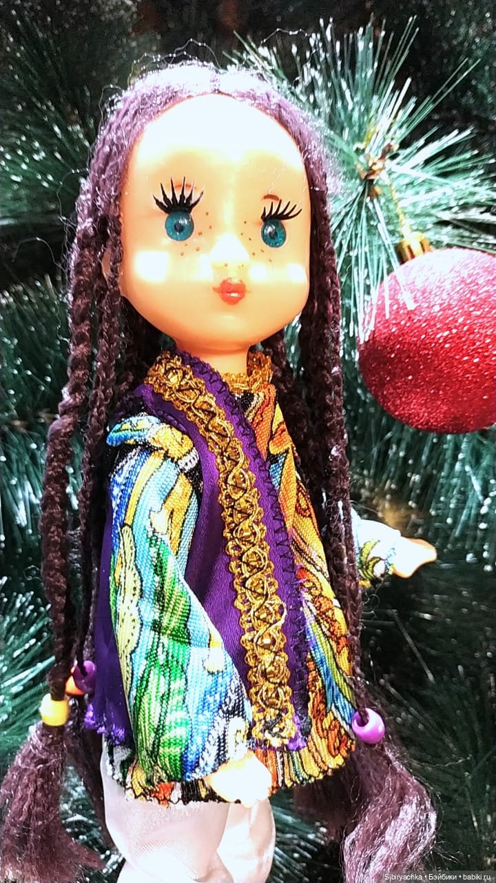 Необычная девочка с косичками