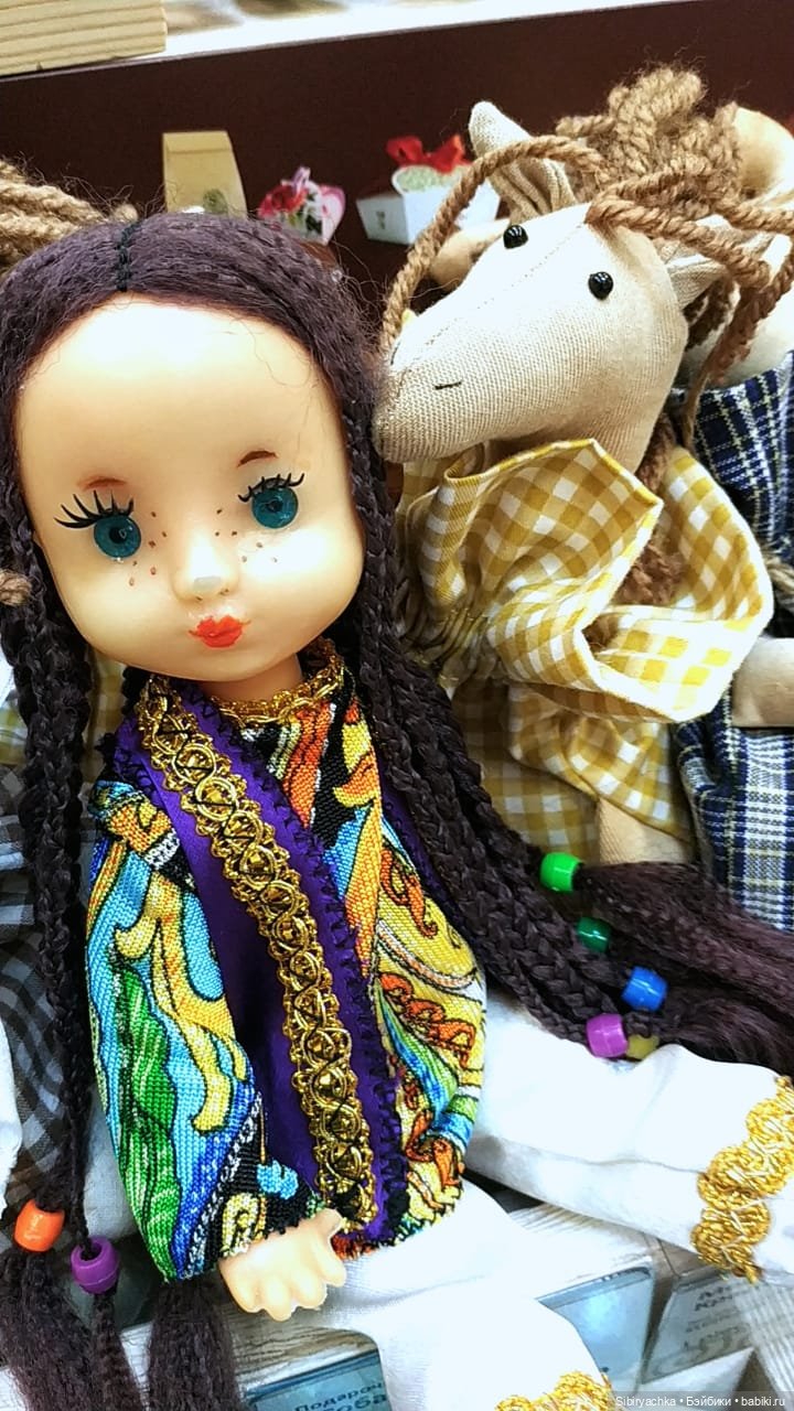 Необычная девочка с косичками