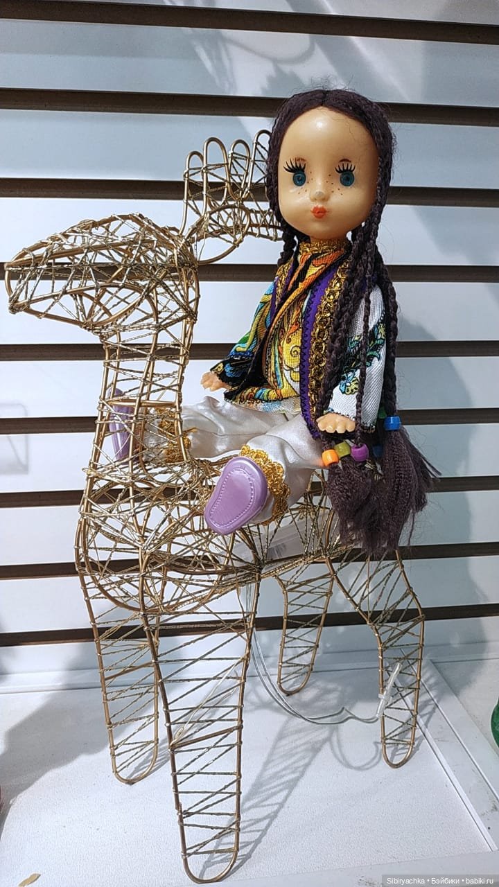 Необычная девочка с косичками