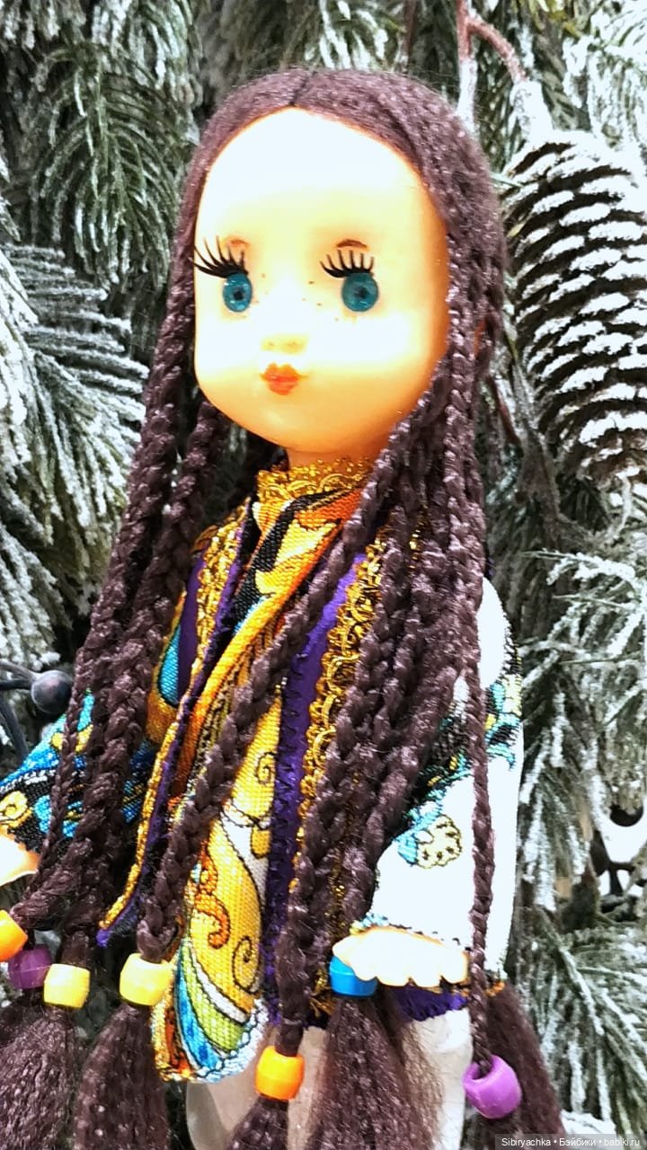 Необычная девочка с косичками