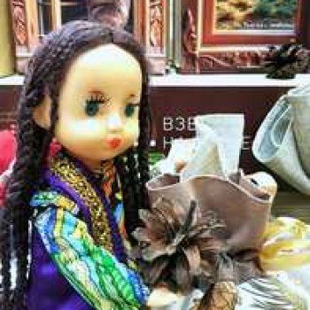 Необычная девочка с косичками.